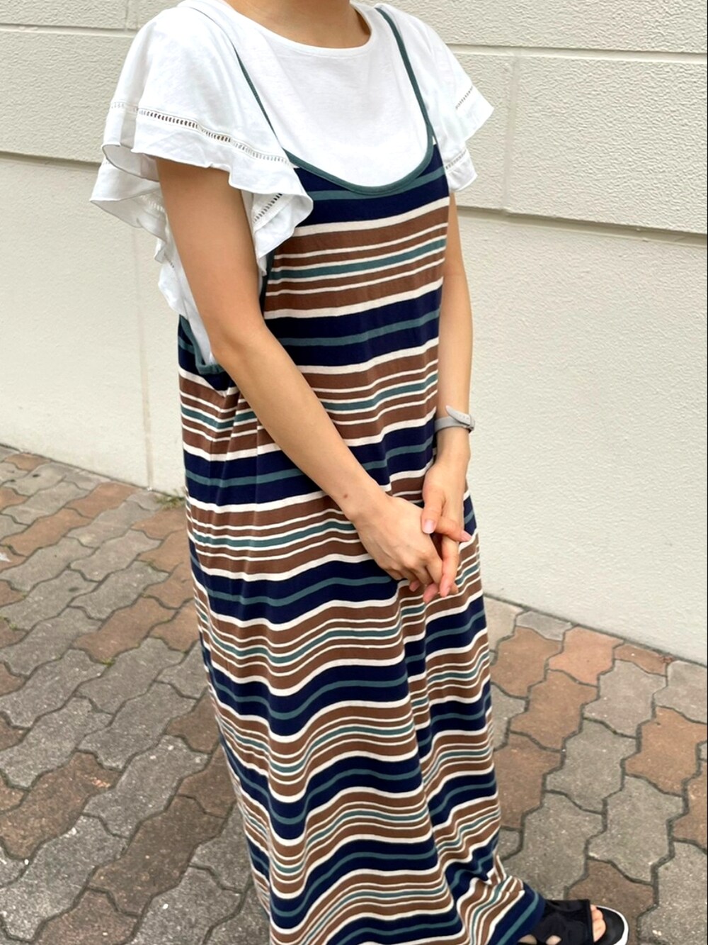 「カジュアルコーデ、ミニバッグ、低身長、着回しコーデ、ラクチンコーデ、おしゃれさんと繋がりたい、ボーダー、レトロ、1950s、BEAMS BOY、BEAMSHEART、reebok、キャミワンピ」｜「BEAMS BOYのBEAMS BOY / マルチボーダー キャミソール ワンピース（ワンピース、ブルー系）」を使った、YURIEさん（レディース・153cm）の夏コーディネートの2枚目の写真