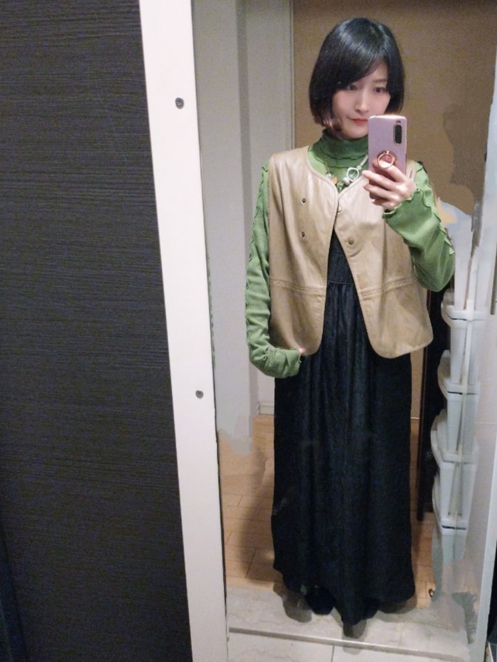 「大人カジュアル、お出かけコーデ、ワンピーススタイル、休日スタイル、おしゃれさんと繋がりたい、今日のコーデ、カジュアルコーデ、キャミワンピ、ootd、春、BEAUTY&YOUTH UNITED ARROWS、FREAK’Ｓ STORE、Kastane、グリーン、ワンピース」｜「FREAK'S STOREのフェイクレザー2WAYベスト（ベスト、ベージュ系）」を使った、YURIEさん（骨格ウェーブ・レディース・153cm）の春コーディネートの2枚目の写真