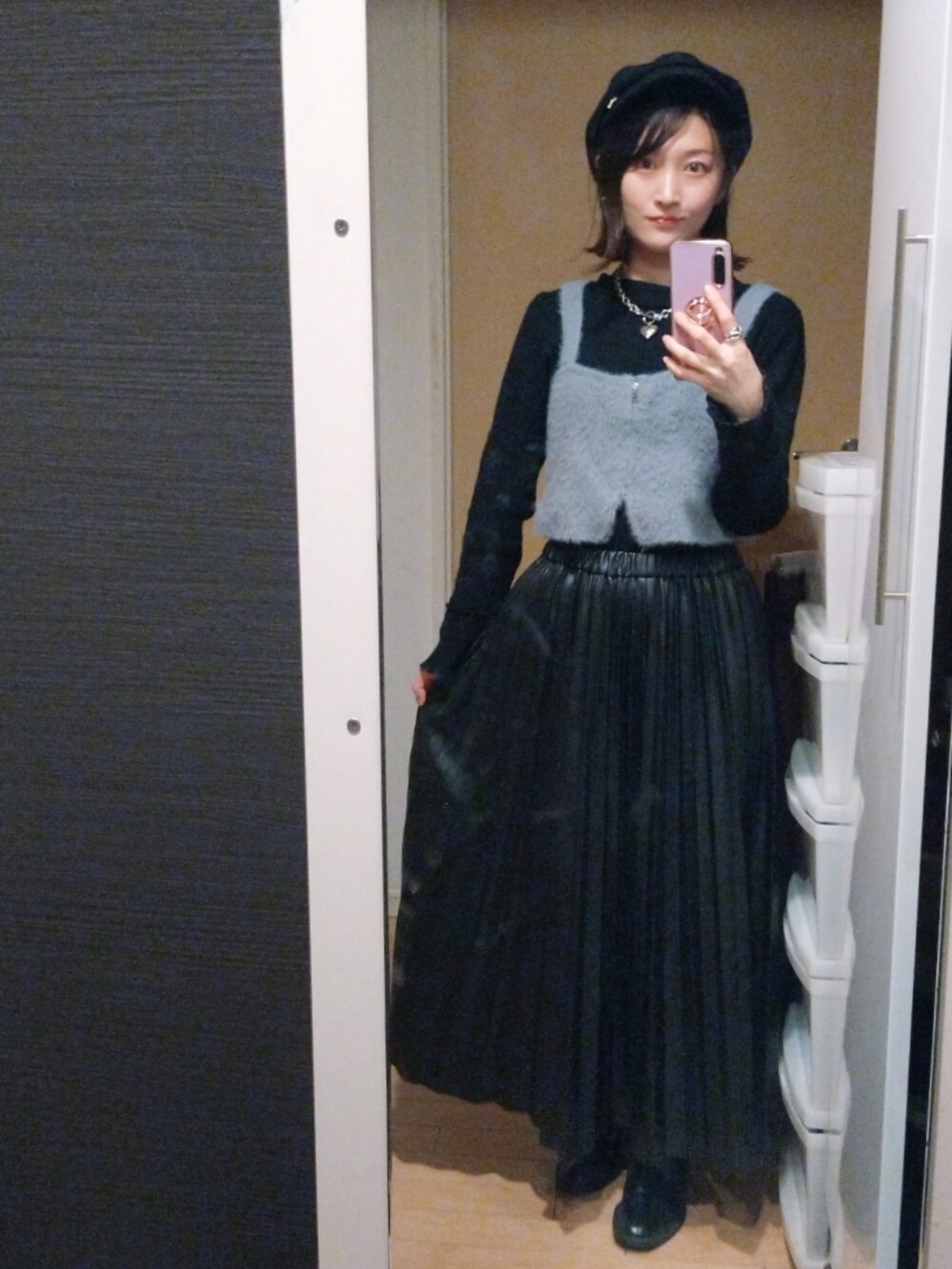 「冬のコーデ、着回しコーデ、大人女子、おしゃれさんと繋がりたい、ビスチェ、シャギーニット、ハート、ネックレス、プリーツスカート、レザースカート、ブーツ、キャスケット、mystic、黒、スカートスタイル」｜「BEAMS HEARTのBEAMS HEART / フェイクレザー プリーツスカート（スカート、ブラック系）」を使った、YURIEさん（骨格ウェーブ・レディース・153cm）の冬コーディネートの3枚目の写真