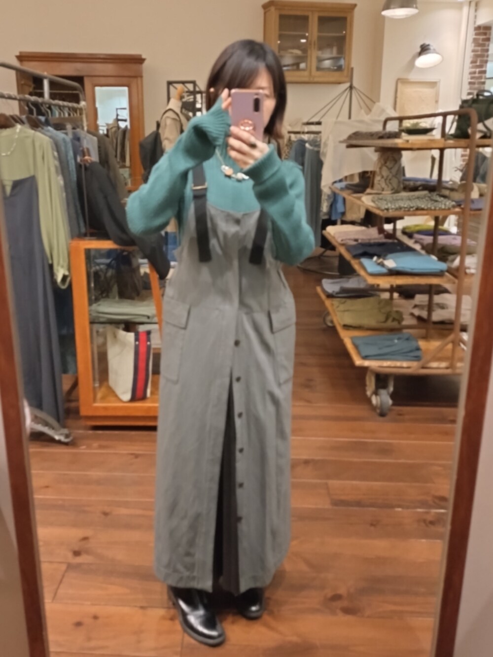 「今日のコーデ、大人かわいい、骨格ウェーブ、カジュアルコーデ、ootd、着回しコーデ、ミリタリー、ワンピース、Kastane、NEEDLES、トラックジャケット、ブーツ、パープル、ニット帽、春のおしゃ見えテクニック」｜「Kastaneの【WHIMSIC】PLAIN KNIT GUIDE（ハット、ブラック系）」を使った、YURIEさん（骨格ウェーブ・レディース・153cm）の春コーディネートの3枚目の写真