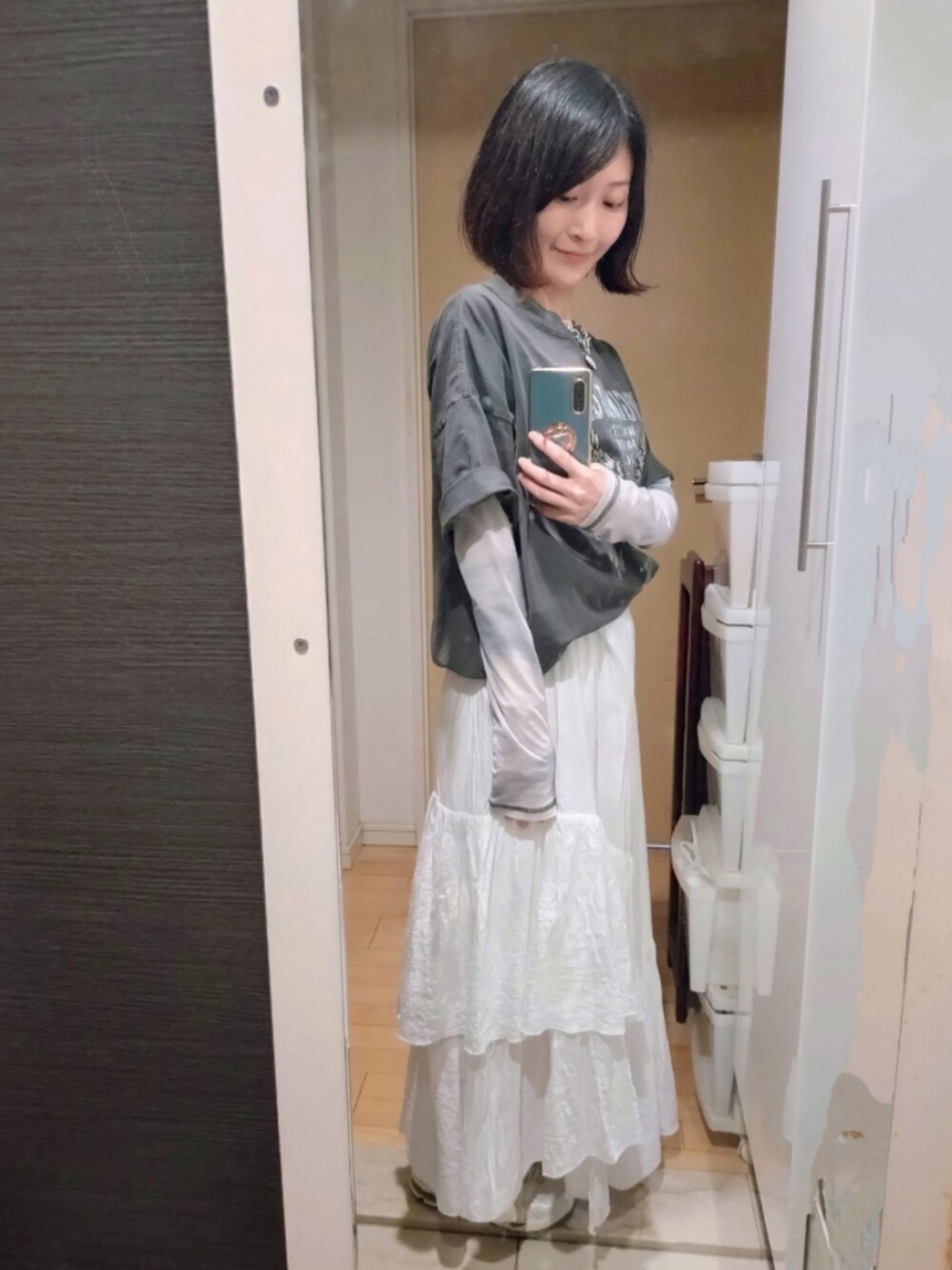 「グレー、ヴィンテージ、古着、Tシャツ、お仕事コーデ、スカート、アシンメトリー、ロック、レイヤードスタイル、スニーカー、スニーカーコーデ、スニーカー女子、おしゃれさんと繋がりたい、オトナカジュアル」｜「CAPRICIEUX LE'MAGEのアシメティアードスカート（スカート、ホワイト系）」を使った、YURIEさん（骨格ウェーブ・レディース・153cm）の春コーディネートの4枚目の写真