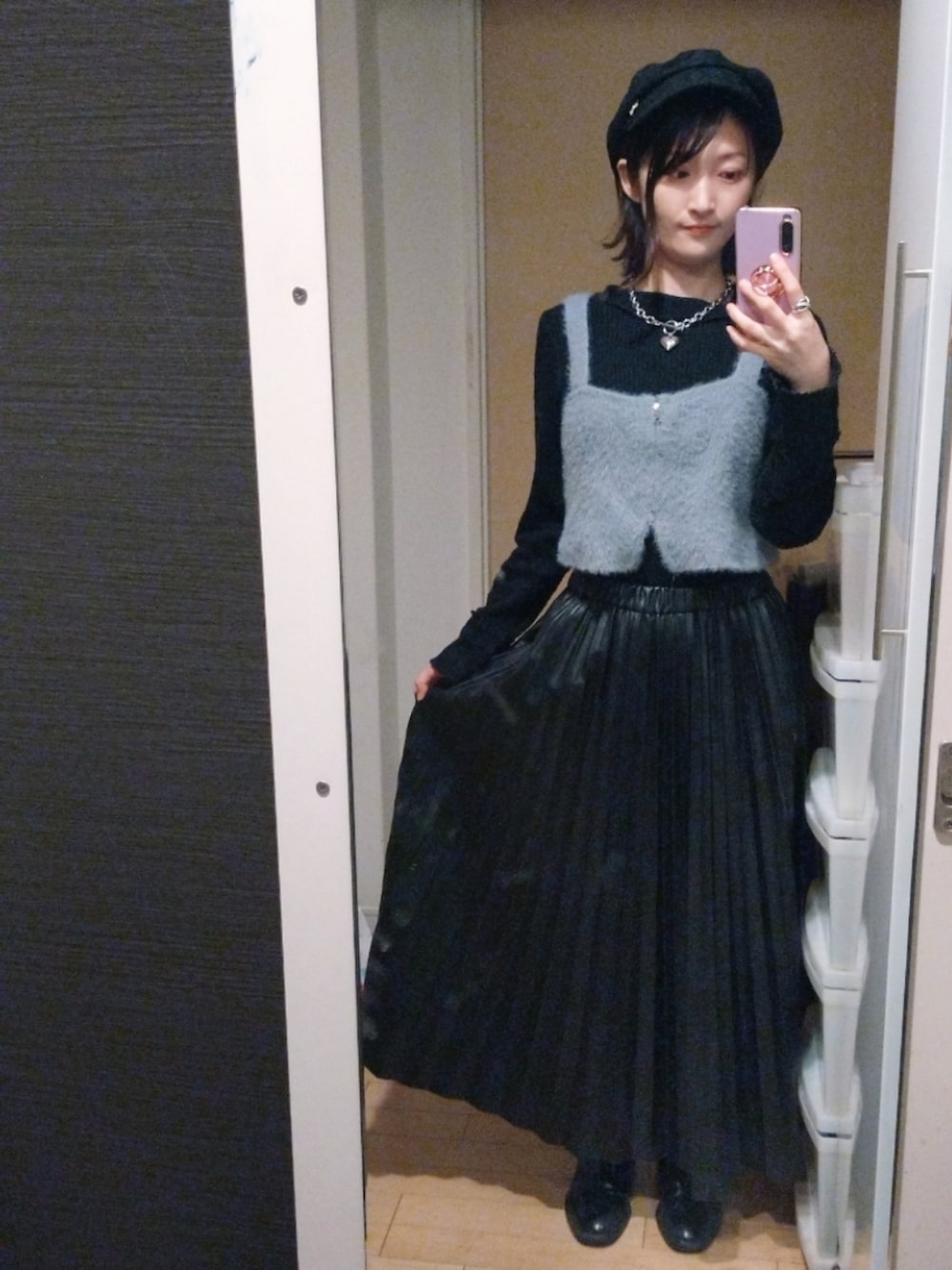 「冬のコーデ、着回しコーデ、大人女子、おしゃれさんと繋がりたい、ビスチェ、シャギーニット、ハート、ネックレス、プリーツスカート、レザースカート、ブーツ、キャスケット、mystic、黒、スカートスタイル」｜「BEAMS HEARTのBEAMS HEART / フェイクレザー プリーツスカート（スカート、ブラック系）」を使った、YURIEさん（骨格ウェーブ・レディース・153cm）の冬コーディネートの2枚目の写真