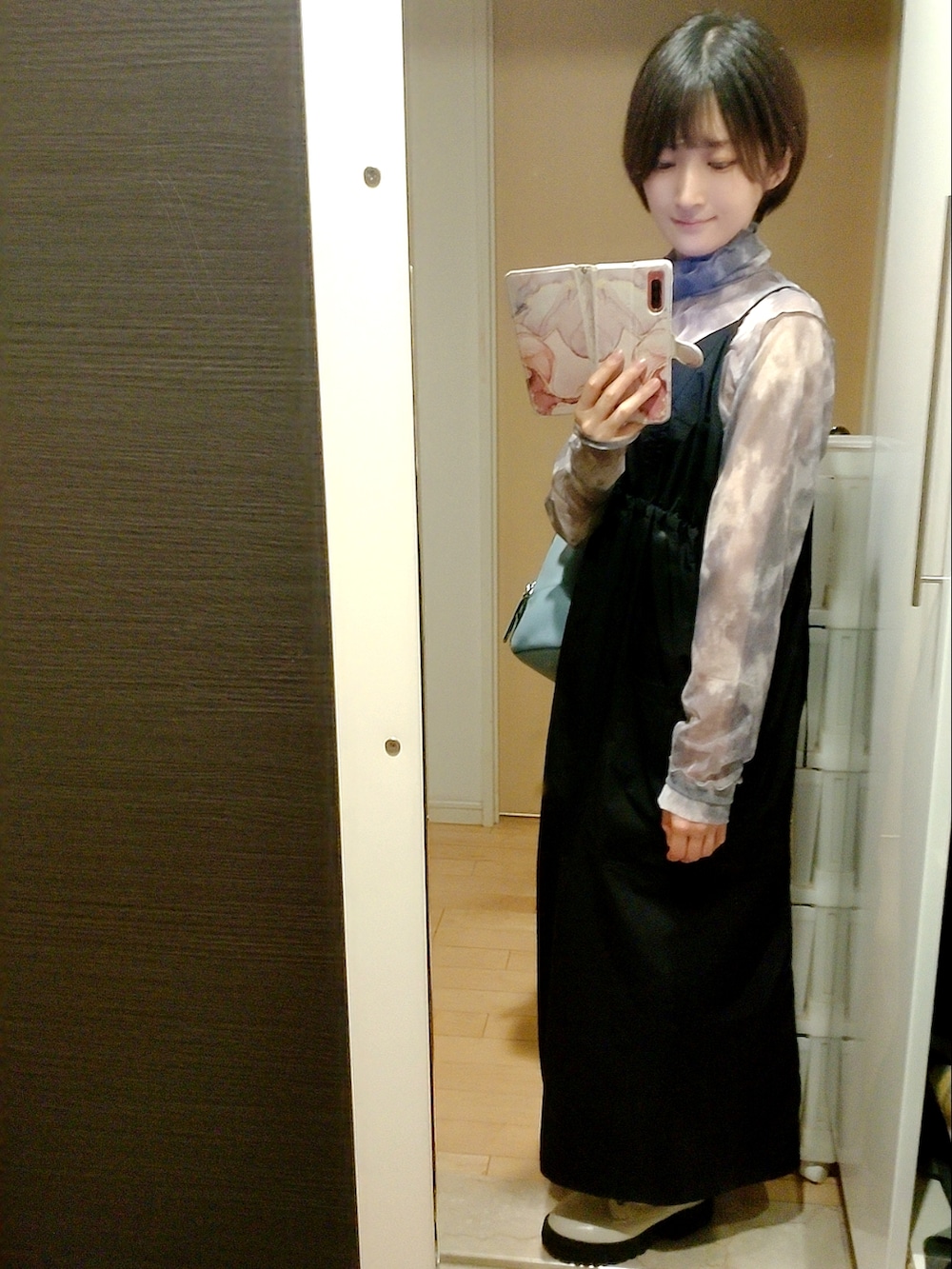 「WEARハロウィン2022、秋冬コーデ、大人カジュアル、おしゃれさんと繋がりたい、ootd、ブーツ、ミリタリー、タイダイ柄、kastane_ootd、Katespade、着回しコーデ」｜「Kastaneの【サイズ展開あり】ミリタリーナイロンジャンスカ（ワンピース、ブラック系）」を使った、YURIEさん（骨格ウェーブ・レディース・153cm）の秋コーディネートの2枚目の写真