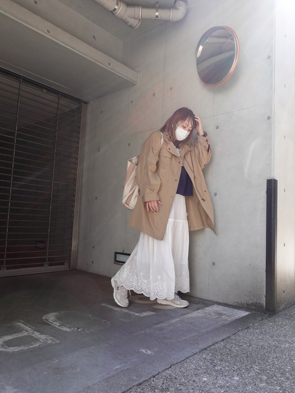 「トートバッグ、春服、オトナカジュアル、ミリタリージャケット、corners、New Balance、レーススカート、春服デビュー宣言、スカートスタイル、プチプラコーデ、ビッグシルエット、プチプラ、大人カジュアル、ジャケット、ロゴスウェット」｜「CORNERSのシャークスキンミディ丈ミリタリーコート（モッズコート、ベージュ系）」を使った、yuminyさん（レディース・162cm）の春コーディネートの2枚目の写真