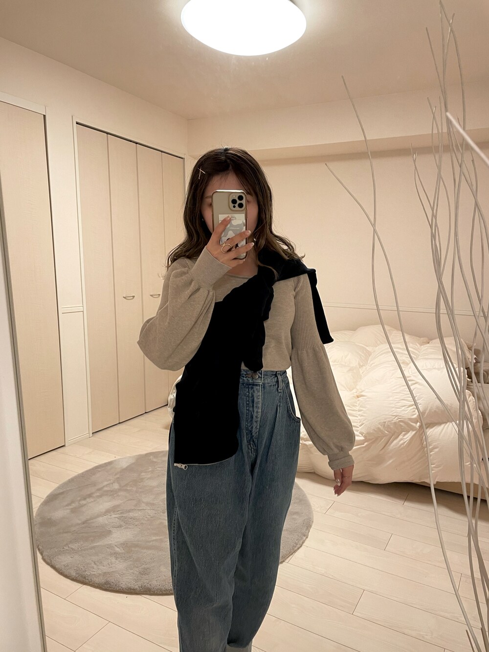 「シンプルコーデ、パンツコーデ、低身長コーデ、プチプラ、ベージュ、ボリューム袖、デニムパンツ、ショート丈トップス、今日のコーデ」｜「GRLのアイテム（ニット/セーター、ベージュ系）」を使った、hakanaさん（レディース・148cm）の冬コーディネートの2枚目の写真