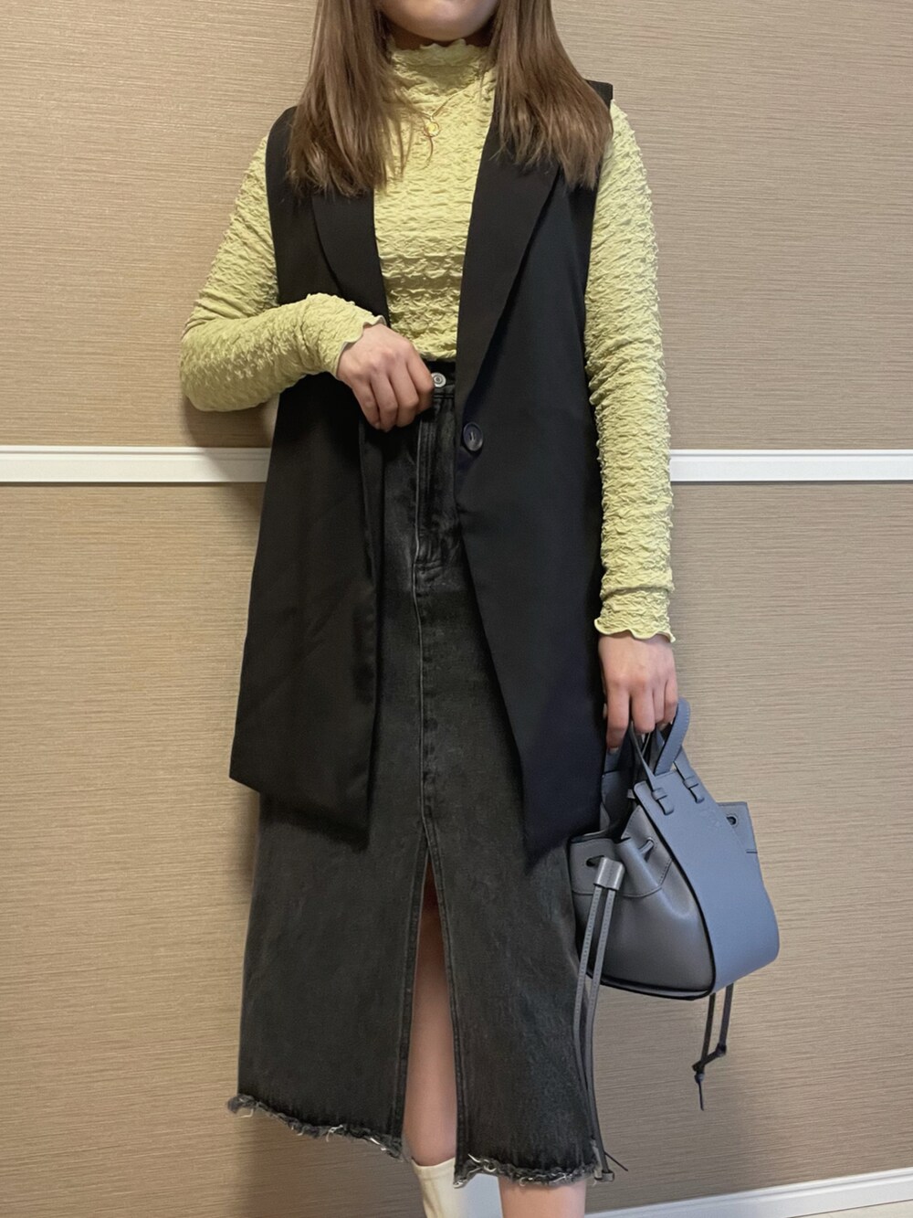 「春カラー、春服、休日コーデ、低身長、低身長コーデ、プチプラコーデ、グリーンコーデ、ジレ、148cm、148cmコーデ」｜「PAGEBOYのデニムナロースカート（デニムスカート、ブラック系）」を使った、hakanaさん（レディース・148cm）の春コーディネートの2枚目の写真