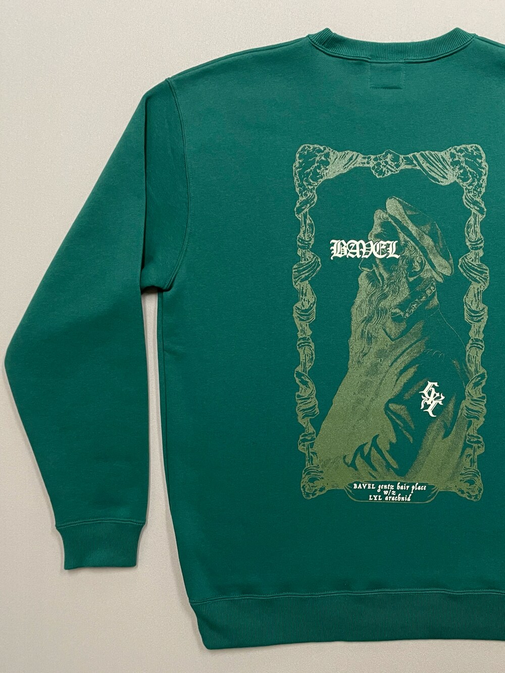 グリーン系のスウェット、ブルー系のデニムパンツ、ホワイト系のトップスを着用したメンズの秋コーディネートの2枚目の写真