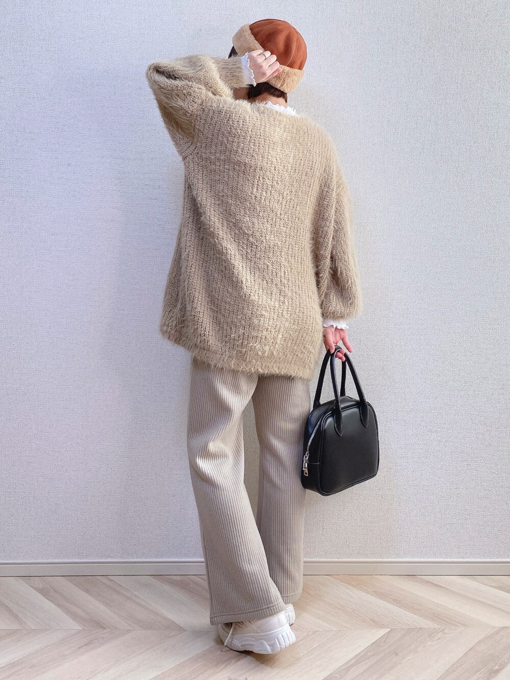 ブラウン系のカーディガン/ボレロ、ベージュ系のその他パンツ、ブラック系のバッグを着用したレディースの秋コーディネートの3枚目の写真