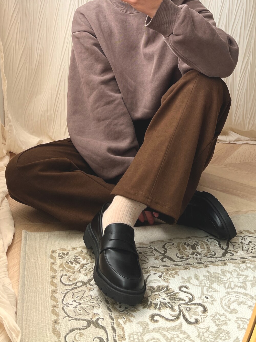 ブラック系のローファー、ブラウン系のその他パンツ、ブラウン系のスウェットを着用したレディースの冬コーディネートの3枚目の写真