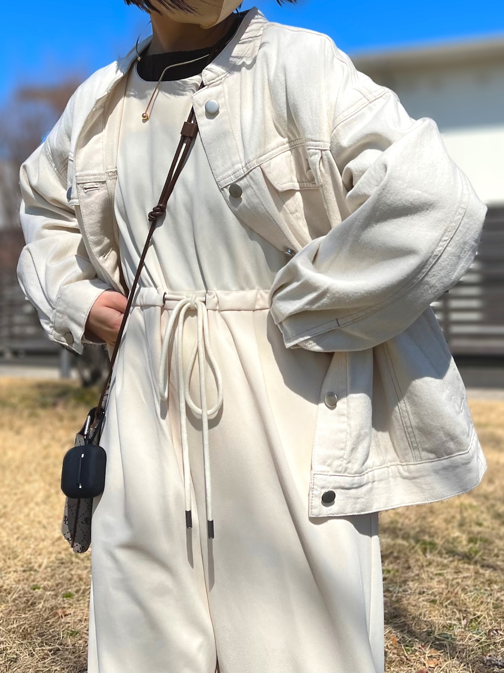 ホワイト系のサロペット/オーバーオール、その他のショルダーバッグ、ホワイト系のデニムジャケットを着用したレディースの春コーディネートの3枚目の写真