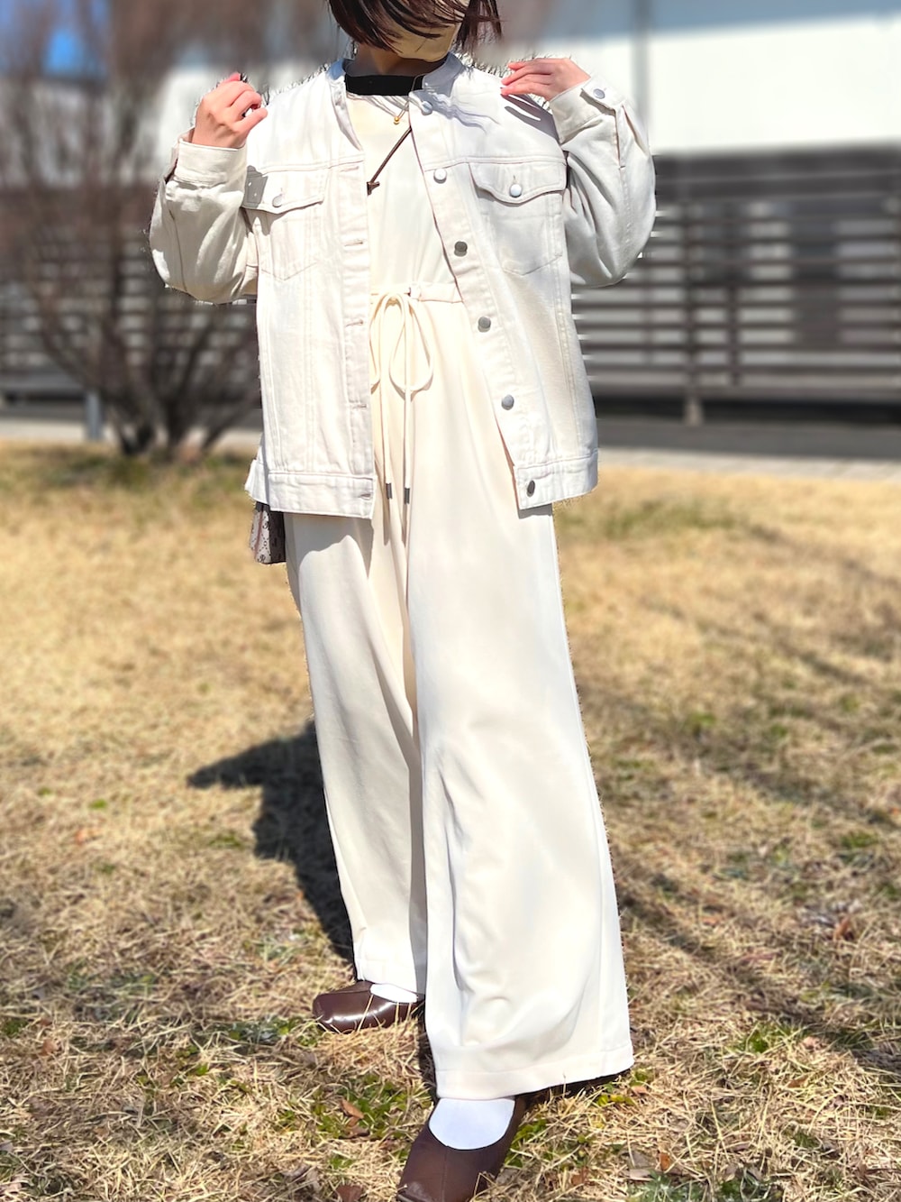 ホワイト系のサロペット/オーバーオール、その他のショルダーバッグ、ホワイト系のデニムジャケットを着用したレディースの春コーディネートの2枚目の写真