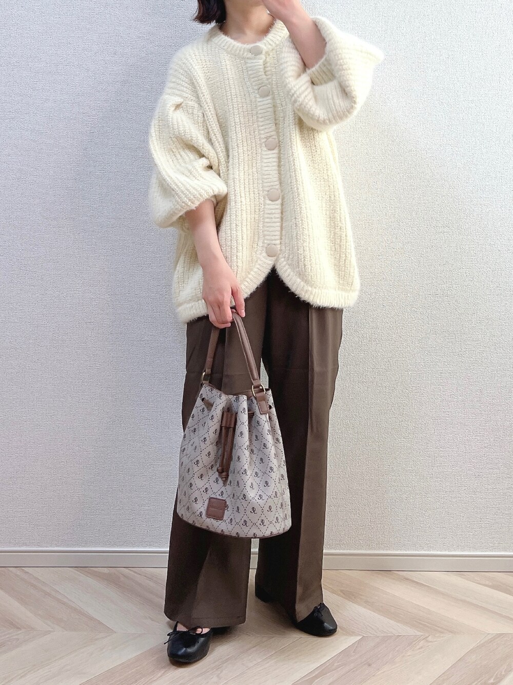 ホワイト系のカーディガン/ボレロ、その他のハンドバッグ、ブラック系のバレエシューズを着用したレディースの秋コーディネートの2枚目の写真