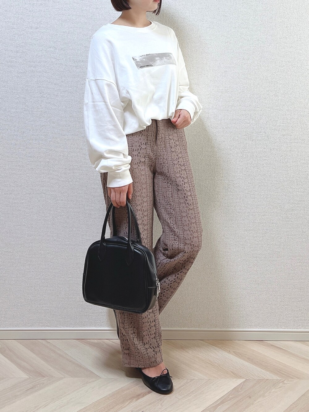 ホワイト系のTシャツ/カットソー、ピンク系のその他パンツ、ブラック系のバレエシューズを着用したレディースの夏コーディネートの2枚目の写真