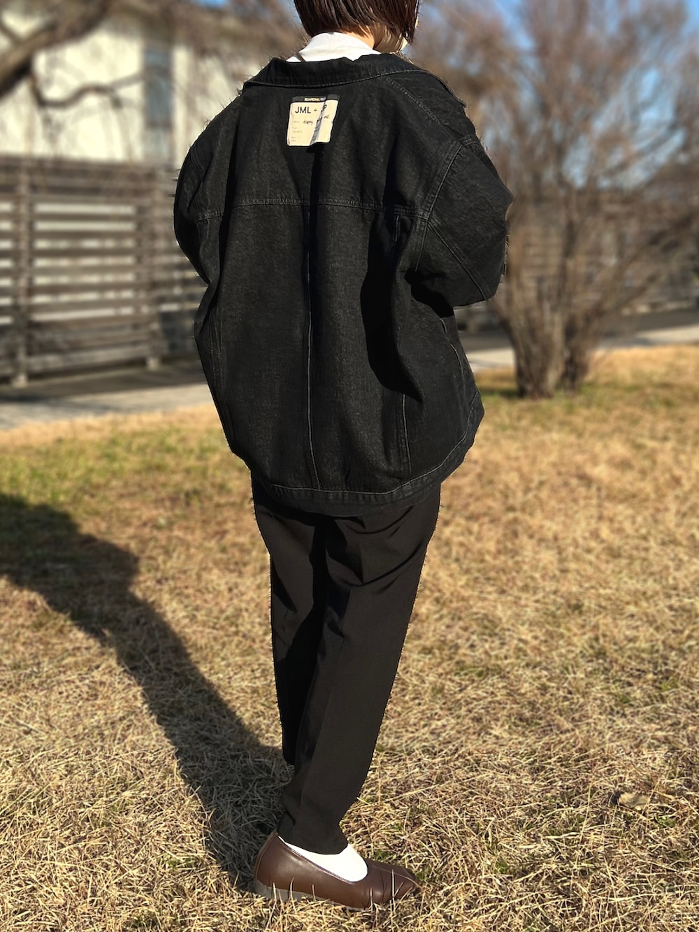 ホワイト系のスウェット、ブラック系のデニムジャケット、その他のショルダーバッグを着用したレディースの冬コーディネートの2枚目の写真