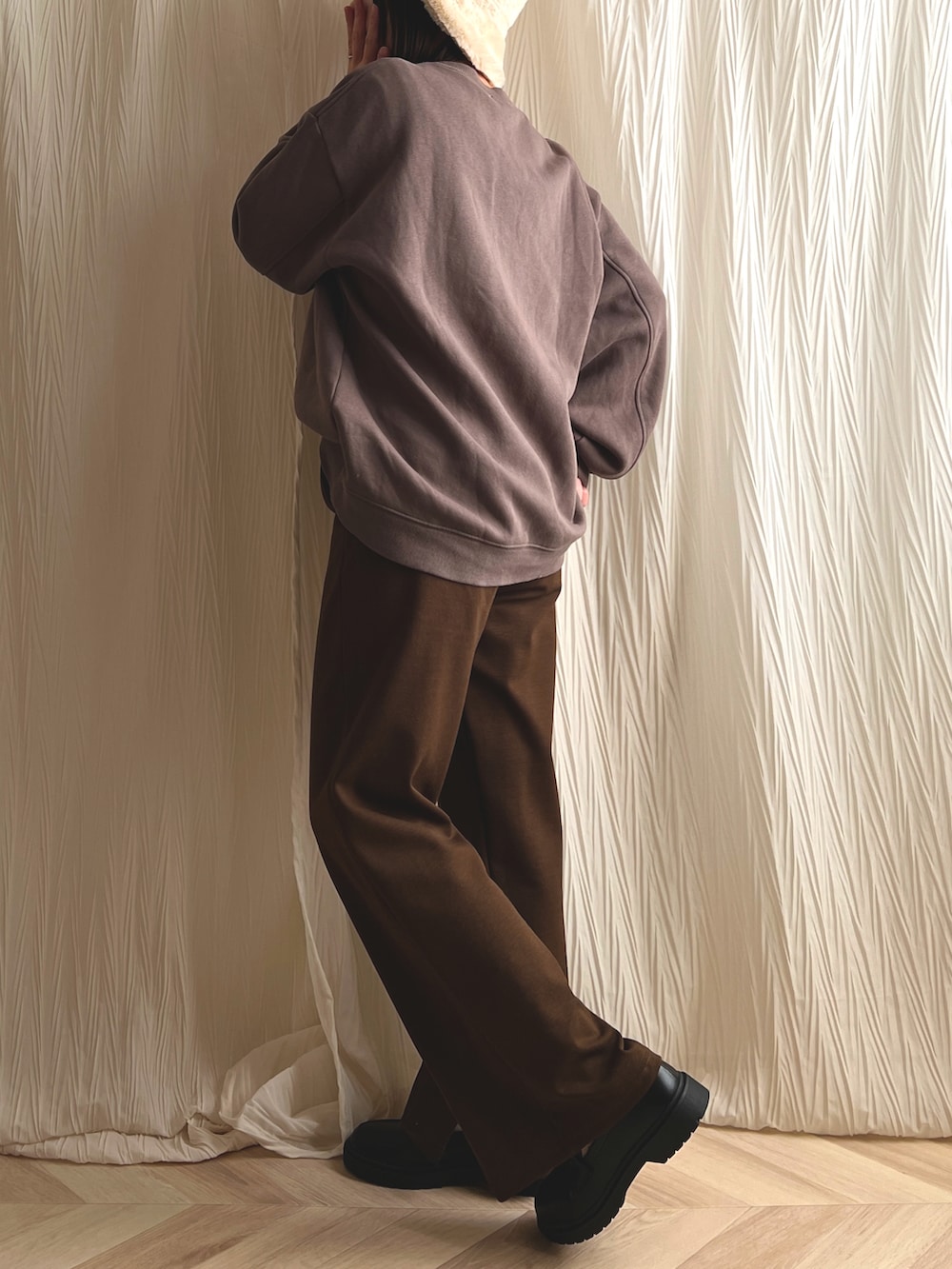 ブラック系のローファー、ブラウン系のその他パンツ、ブラウン系のスウェットを着用したレディースの冬コーディネートの2枚目の写真