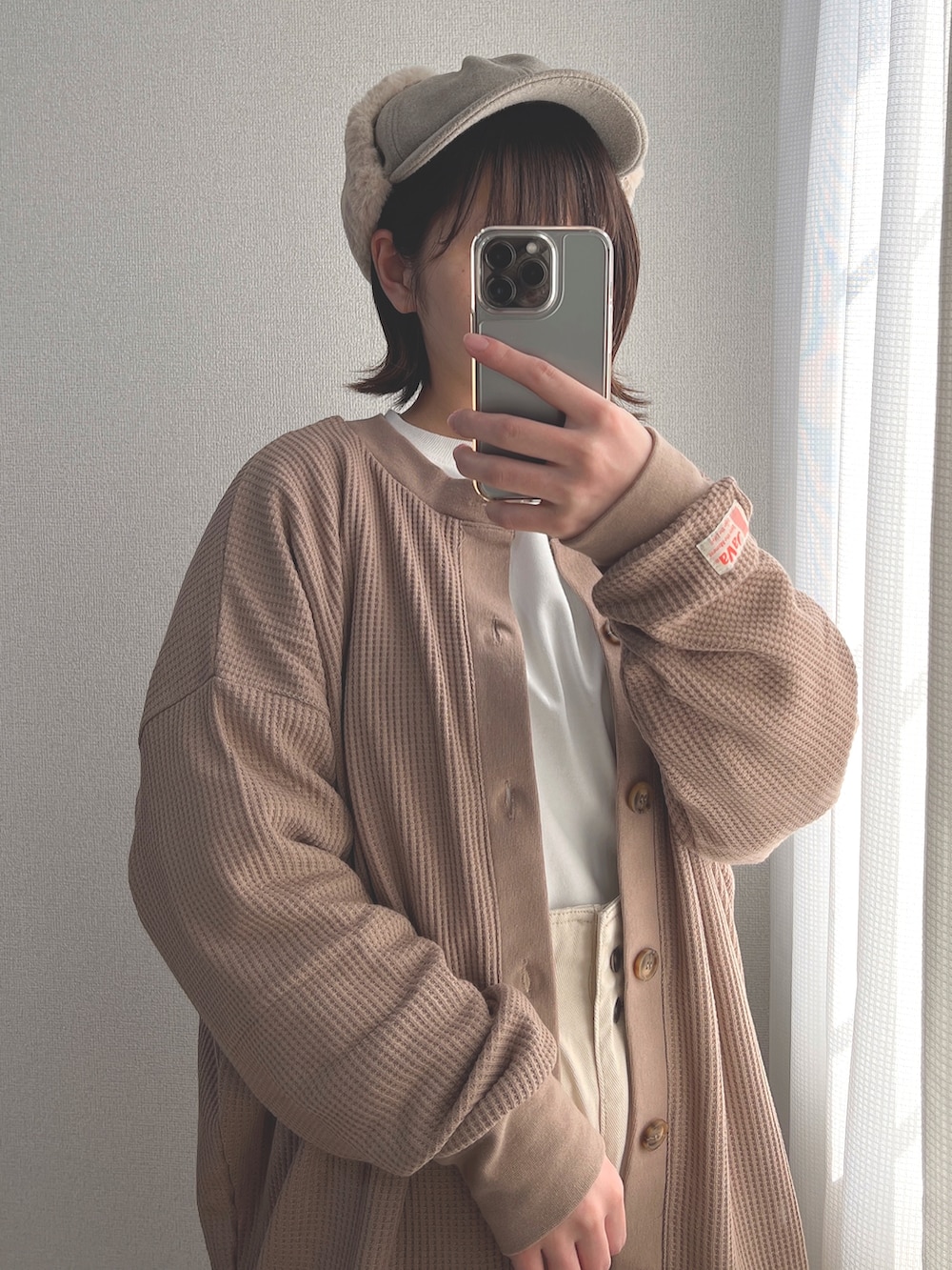 ブラウン系のカーディガン/ボレロ、ホワイト系のTシャツ/カットソー、ホワイト系のデニムパンツを着用したレディースの春コーディネートの2枚目の写真