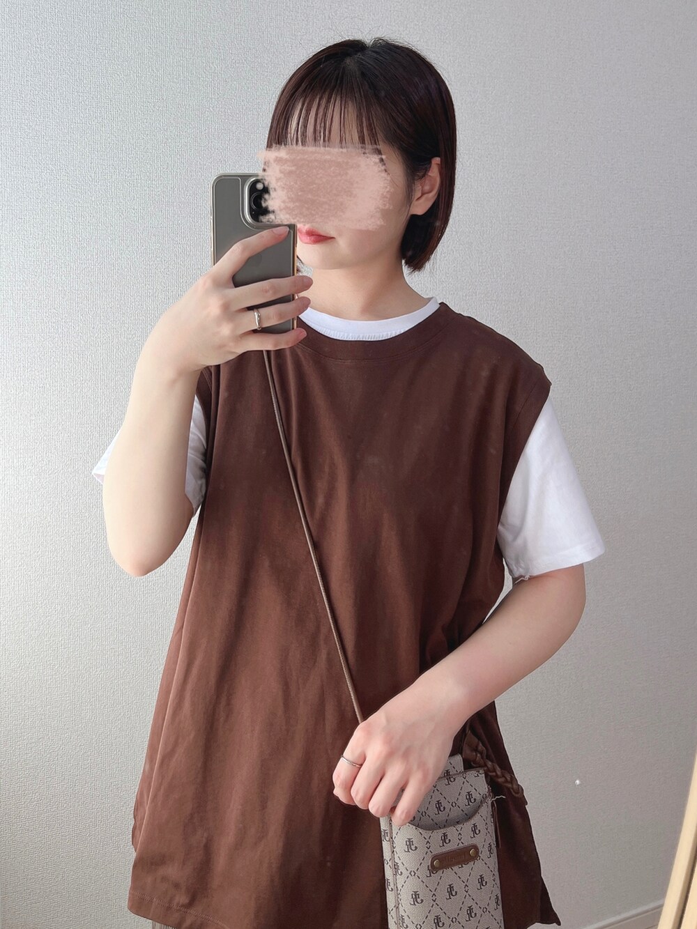 その他のショルダーバッグ、ブラウン系のその他パンツ、ブラウン系のサンダルを着用したレディースの夏コーディネートの3枚目の写真
