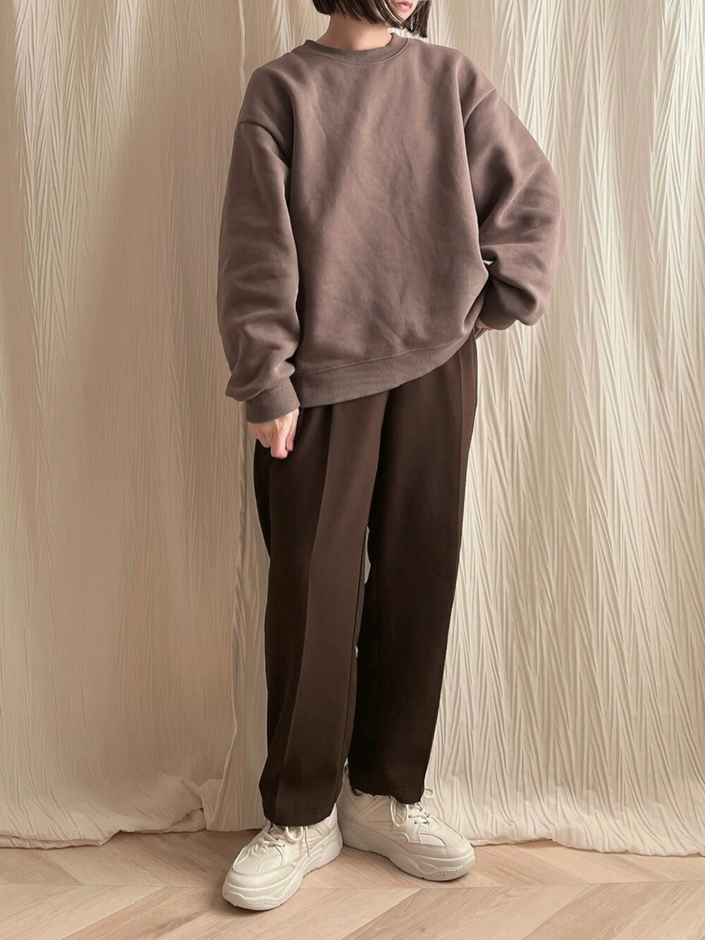 ブラック系のダウンジャケット/コート、その他のショルダーバッグ、ブラウン系のスラックスを着用したレディースの冬コーディネートの3枚目の写真