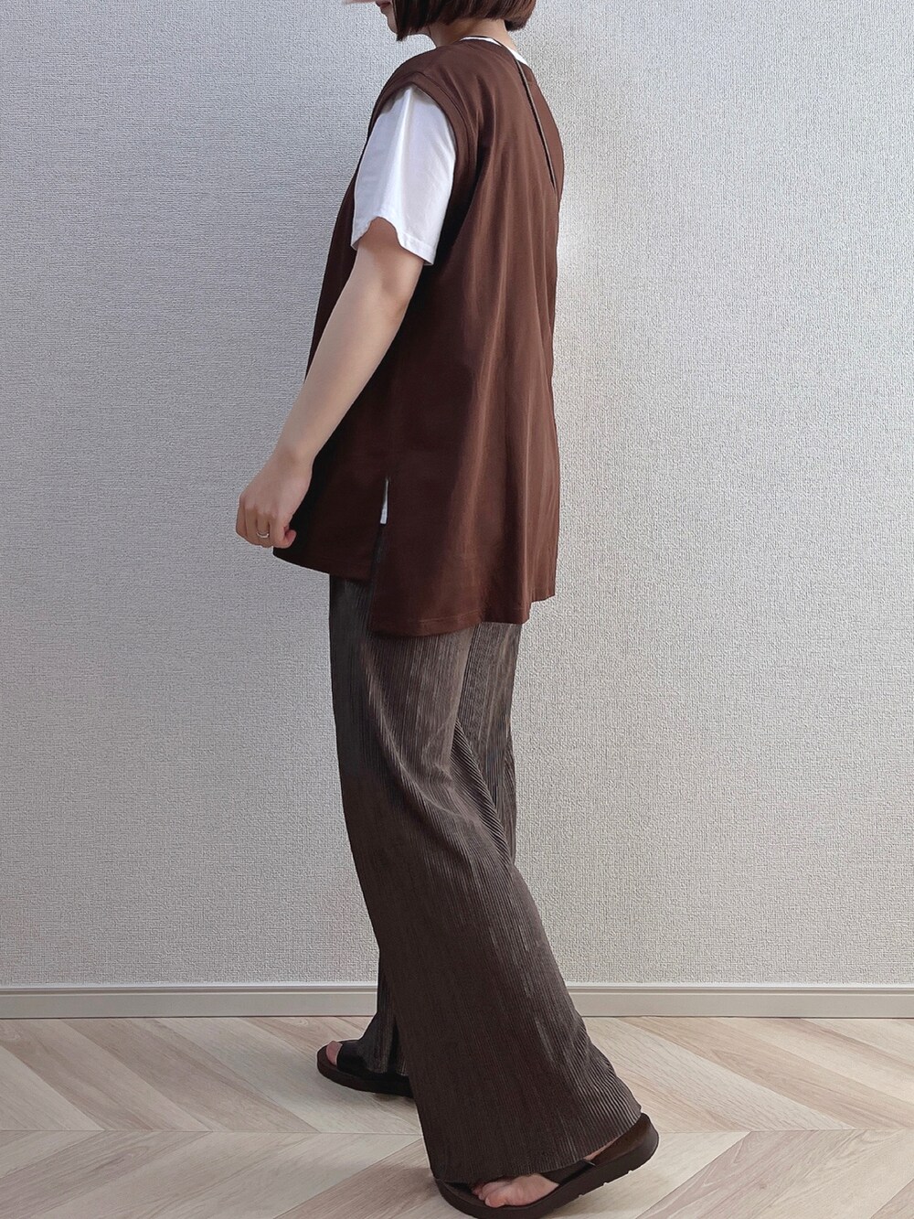 その他のショルダーバッグ、ブラウン系のその他パンツ、ブラウン系のサンダルを着用したレディースの夏コーディネートの2枚目の写真