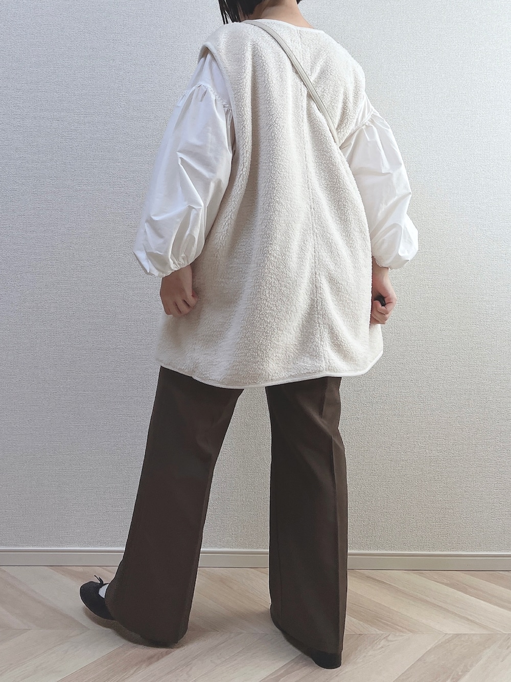 ホワイト系のショルダーバッグ、ホワイト系のシャツ/ブラウスを着用したレディースの秋コーディネートの2枚目の写真