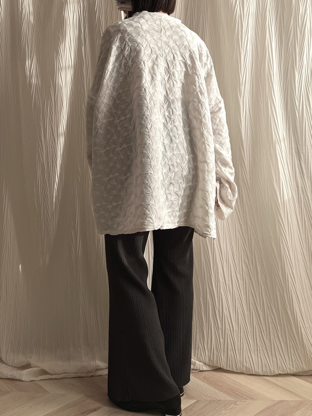 グレー系のその他パンツ、ホワイト系のTシャツ/カットソーを着用したレディースの春コーディネートの2枚目の写真