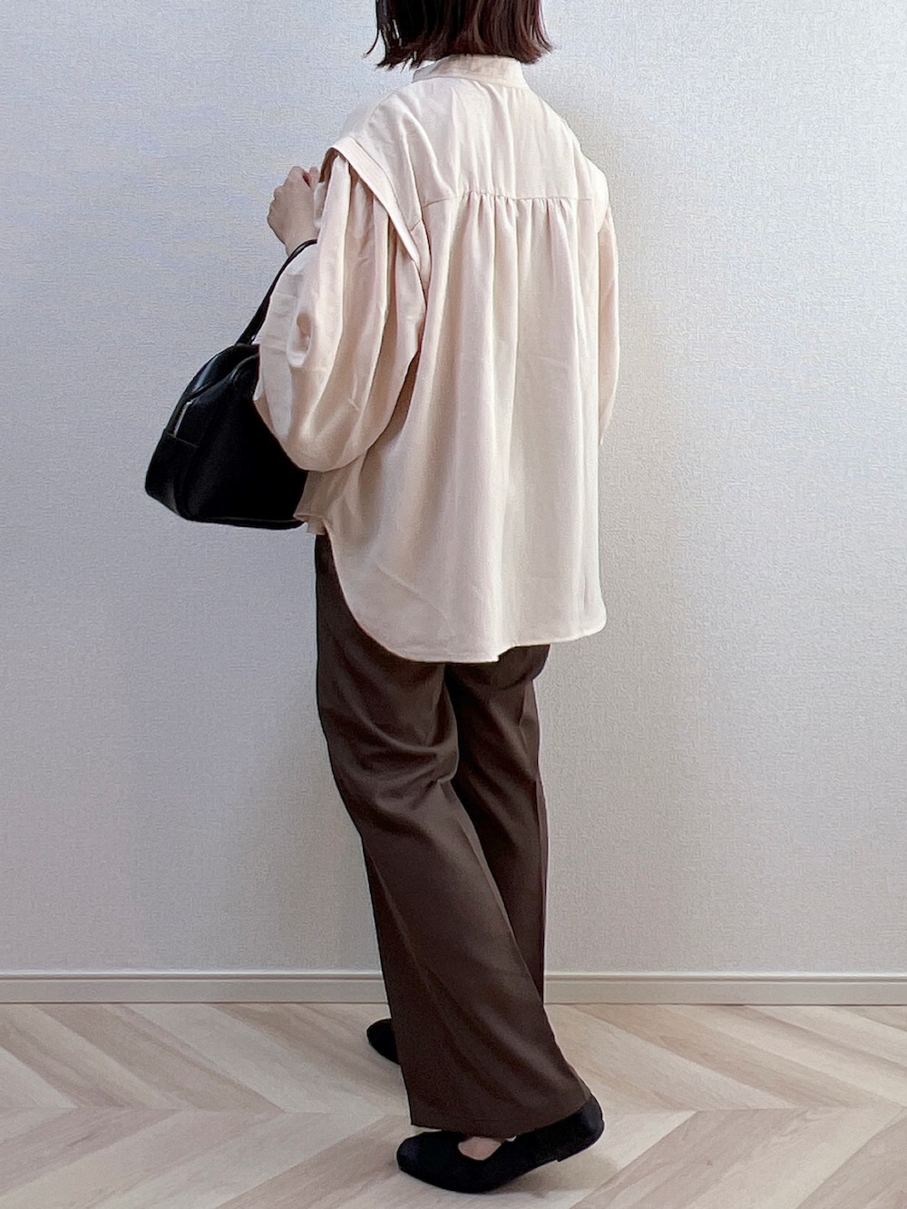 ベージュ系のシャツ/ブラウス、ブラウン系のパンツ、ブラック系のその他シューズを着用したレディースの秋コーディネートの2枚目の写真