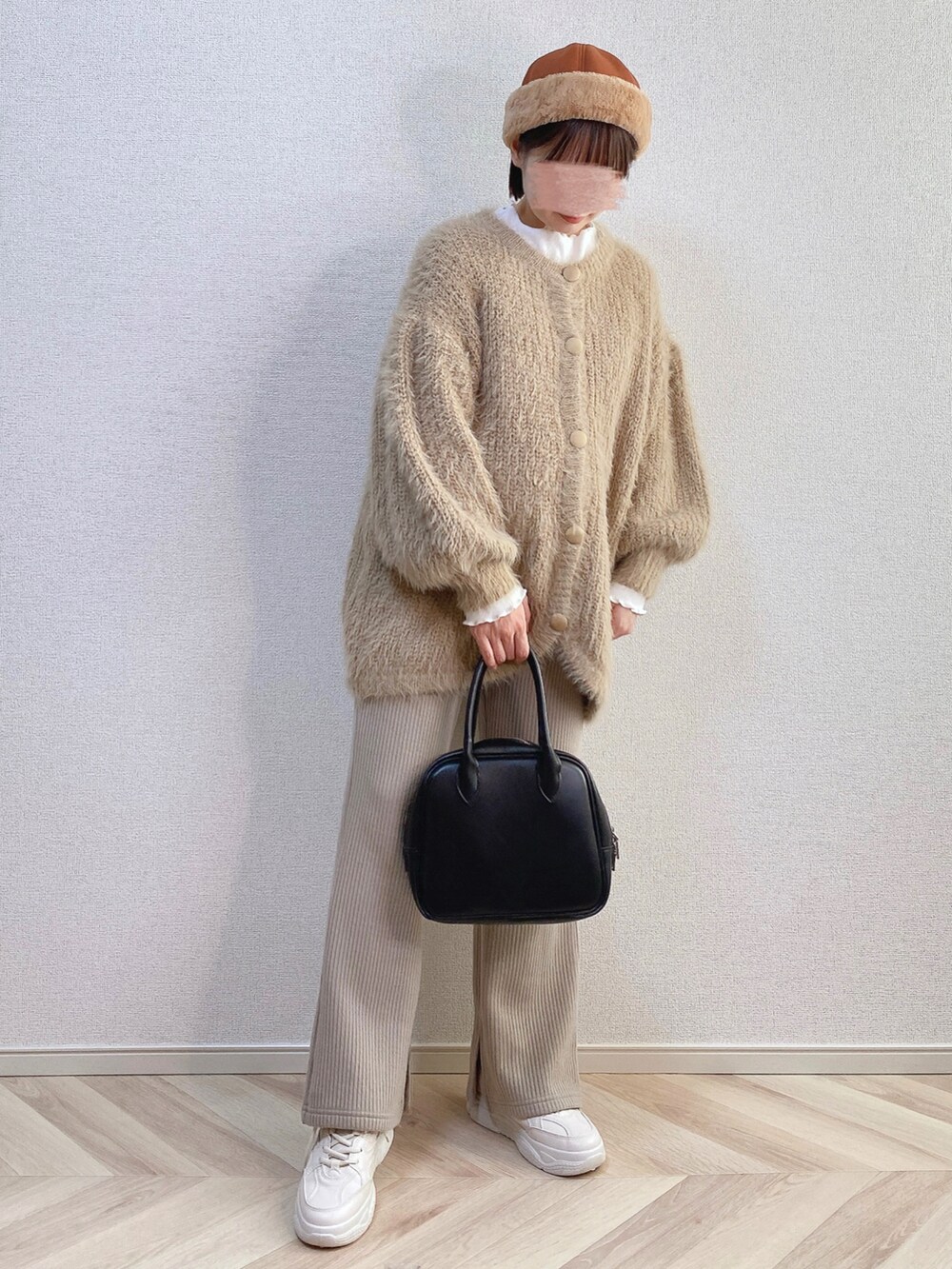 ブラウン系のカーディガン/ボレロ、ベージュ系のその他パンツ、ブラック系のバッグを着用したレディースの秋コーディネートの2枚目の写真
