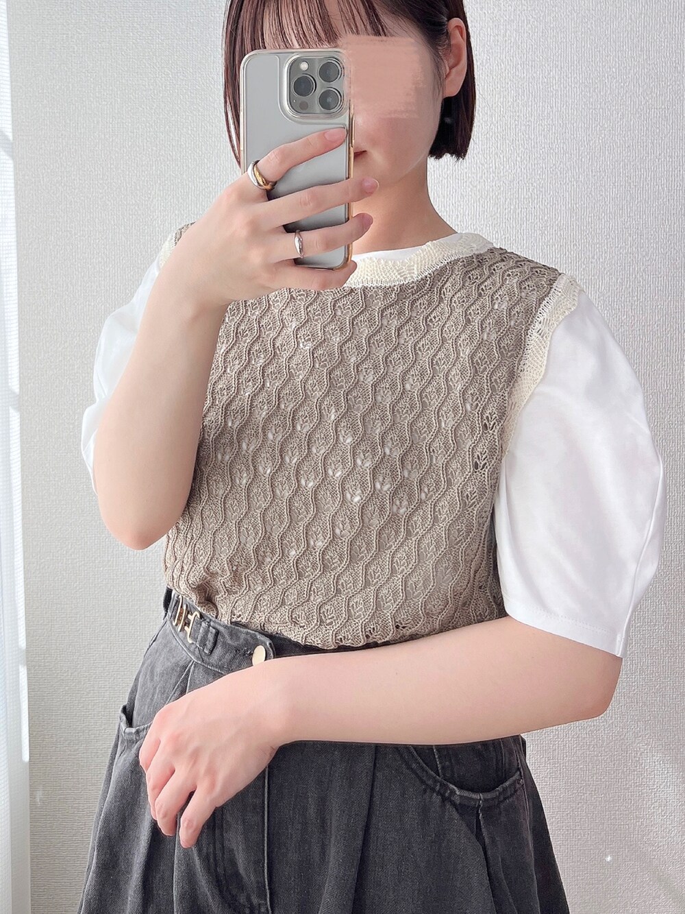 ブラック系のデニムパンツ、ベージュ系のトートバッグ、ブラウン系のサンダルを着用したレディースの夏コーディネートの2枚目の写真