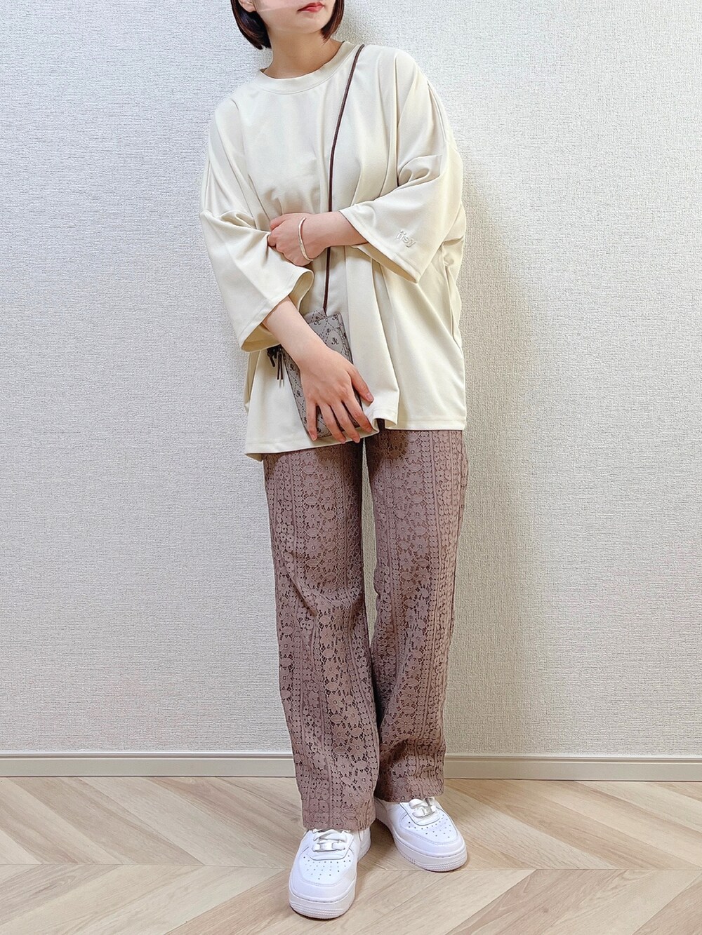 ピンク系のその他パンツ、その他のショルダーバッグ、ホワイト系のスニーカーを着用したレディースの夏コーディネートの2枚目の写真