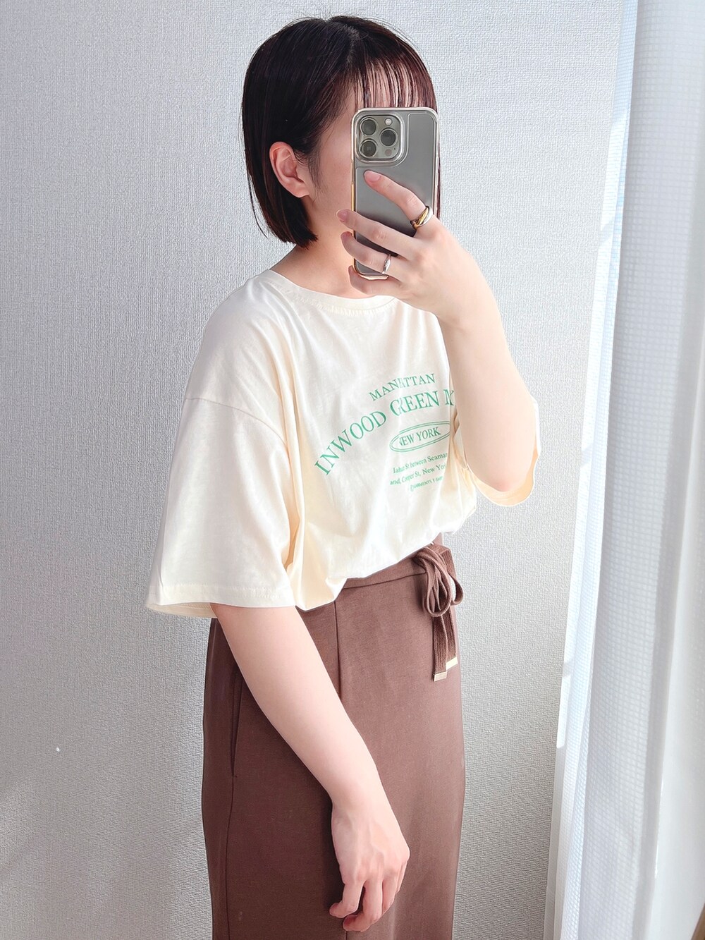 ブラウン系のスカート、その他のハンドバッグ、ブラウン系のサンダルを着用したレディースの夏コーディネートの2枚目の写真