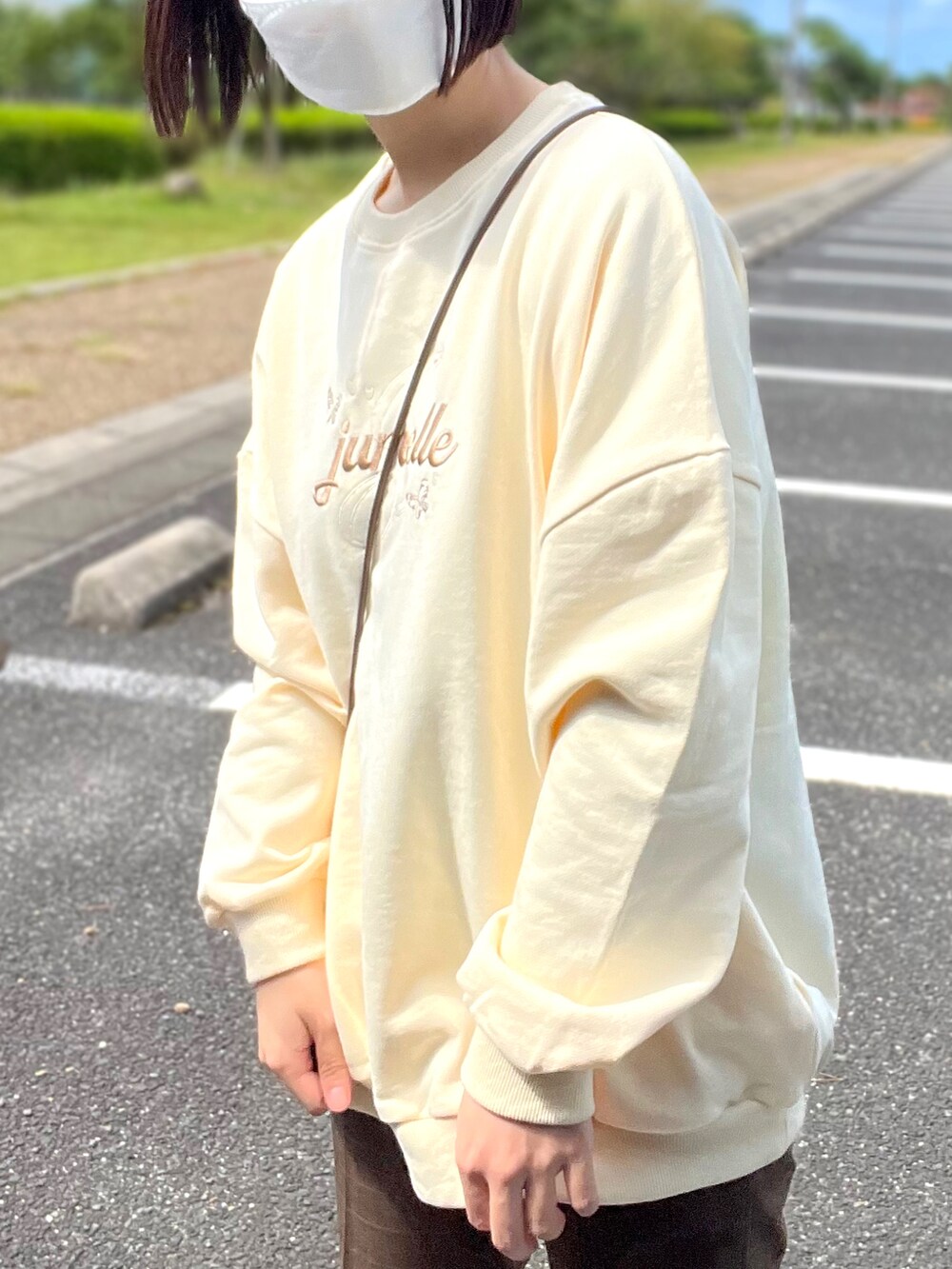 ベージュ系のスウェット、ブラウン系のパンツ、その他のショルダーバッグを着用したレディースの秋コーディネートの2枚目の写真