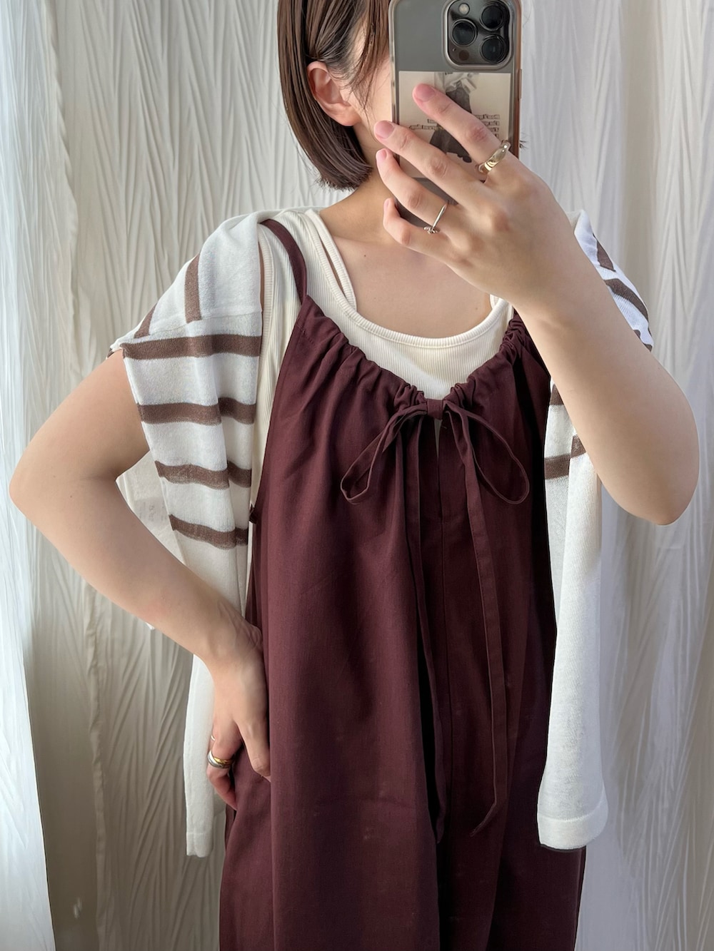 ブラウン系のサロペット/オーバーオール、ベージュ系のサンダルを着用したレディースの夏コーディネートの2枚目の写真