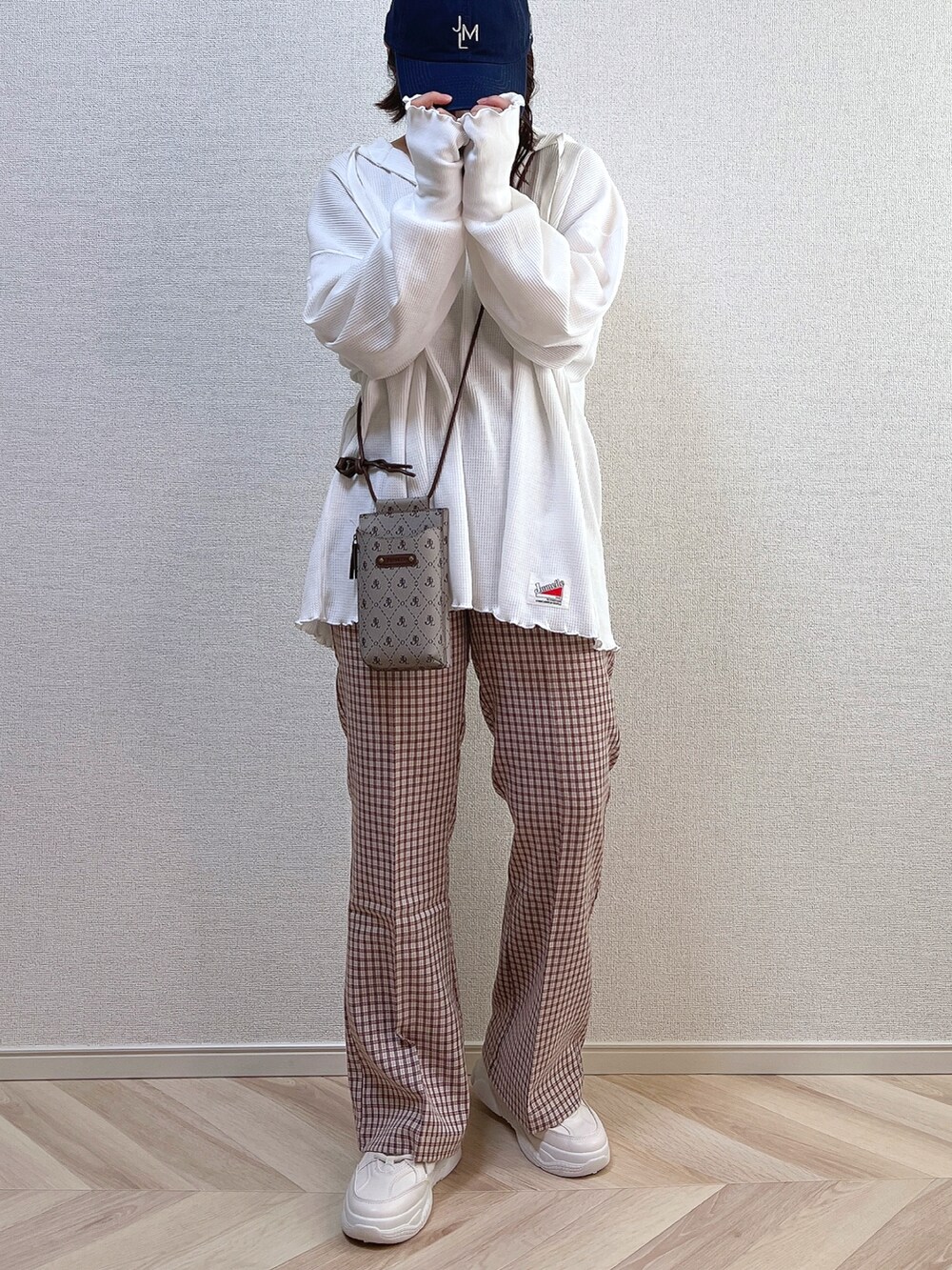 ホワイト系のTシャツ/カットソー、その他のショルダーバッグ、レッド系のスラックスを着用したレディースの秋コーディネートの2枚目の写真