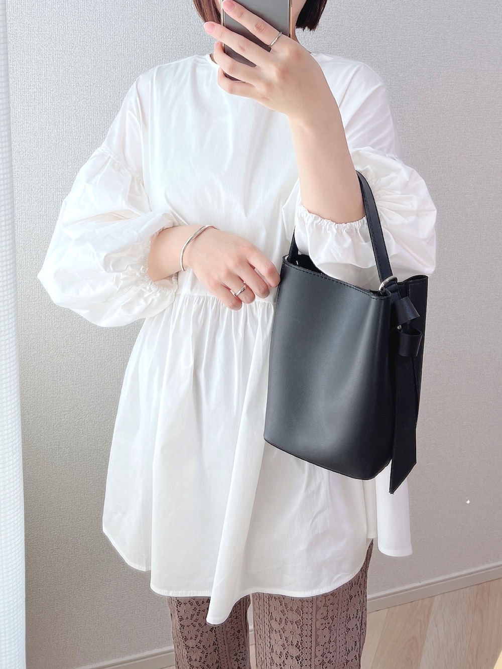 ホワイト系のシャツ/ブラウス、ピンク系のその他パンツ、ブラック系のバレエシューズを着用したレディースの夏コーディネートの2枚目の写真