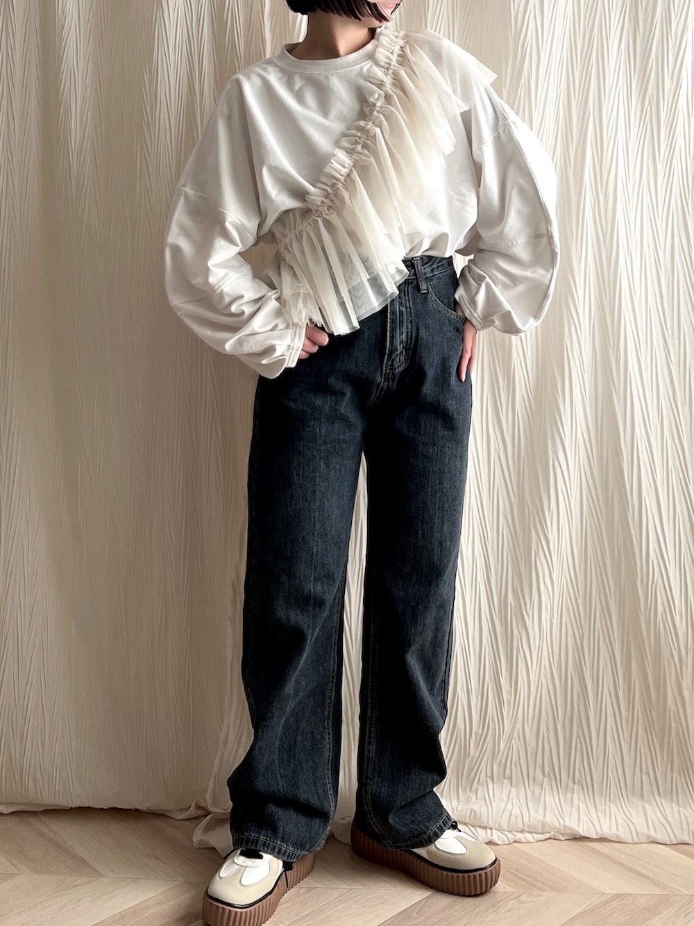 ホワイト系のTシャツ/カットソー、ブラック系のデニムパンツ、ブラウン系のスニーカーを着用したレディースの春コーディネートの2枚目の写真