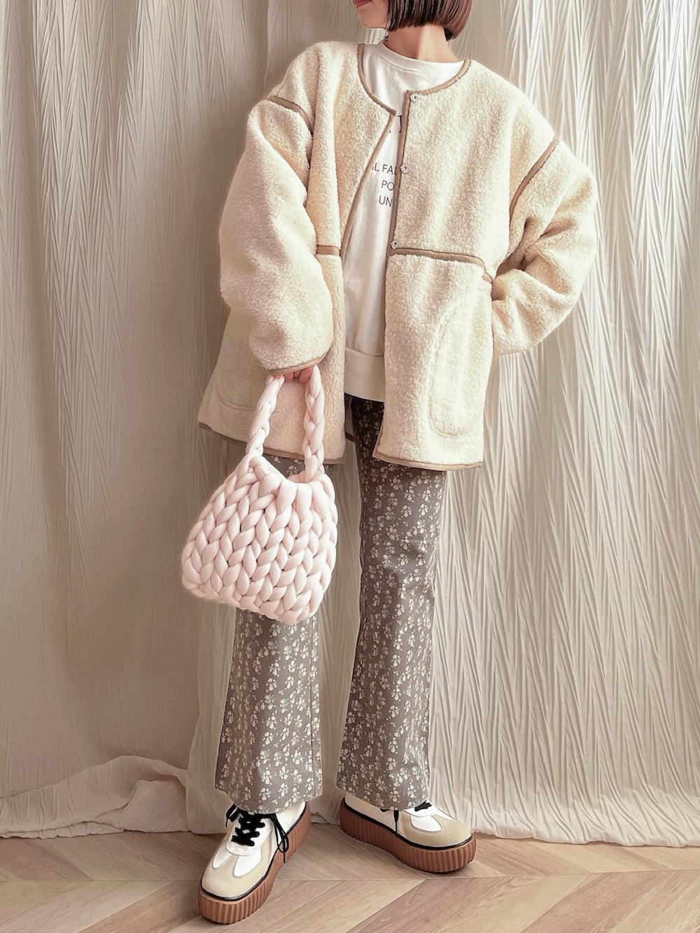 ベージュ系のスウェット、ブラウン系のその他パンツ、ブラウン系のスニーカーを着用したレディースの冬コーディネートの2枚目の写真