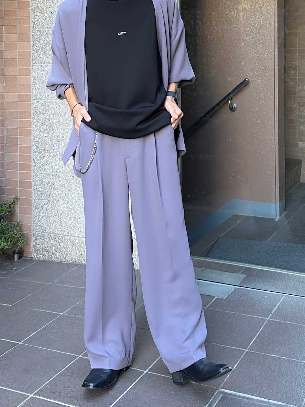 パープル系のカーディガン/ボレロ、ブラック系のTシャツ/カットソー、パープル系のスラックスを着用したメンズの夏コーディネートの4枚目の写真