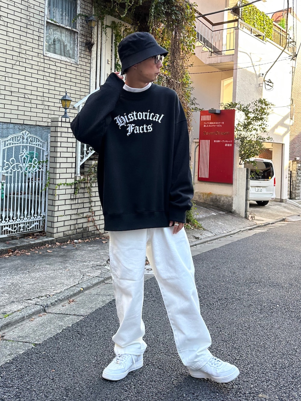 ブラック系のスウェット、ホワイト系のTシャツ/カットソー、ホワイト系のデニムパンツを着用したメンズの冬コーディネートの2枚目の写真