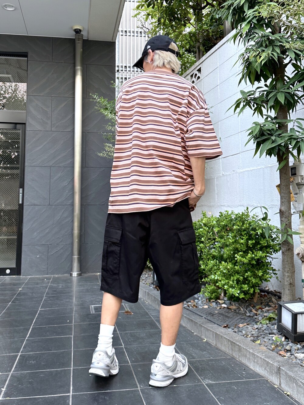 その他のTシャツ/カットソー、ブラック系のカーゴパンツ、その他のキャップを着用したメンズの春コーディネートの2枚目の写真