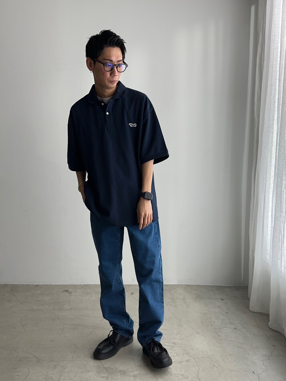 ブルー系のポロシャツ、グレー系のTシャツ/カットソー、ブルー系のデニムパンツを着用したメンズの春コーディネートの2枚目の写真