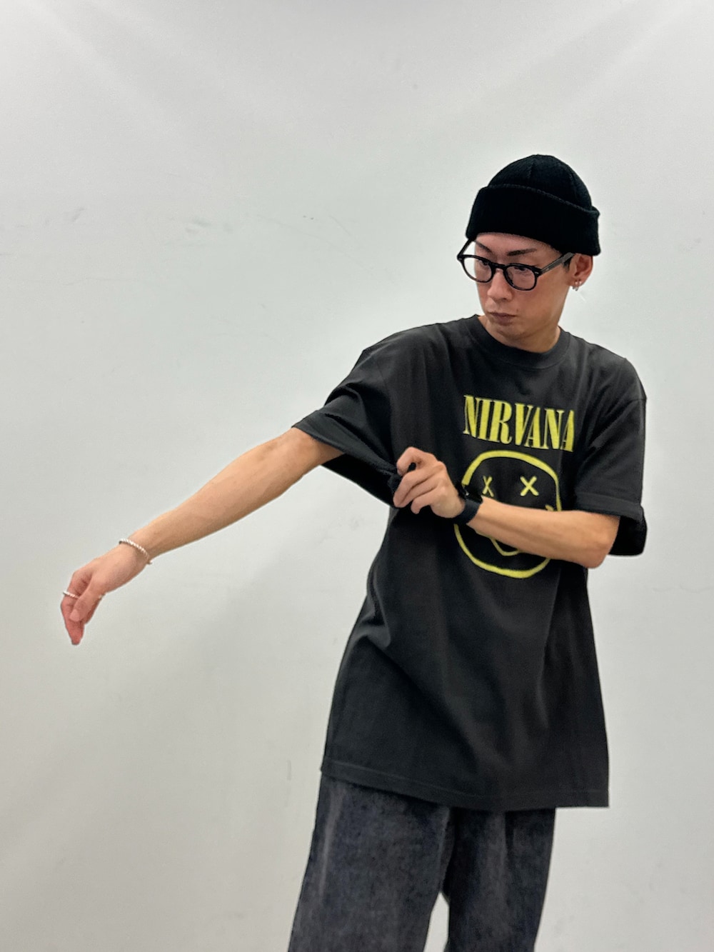 その他のTシャツ/カットソー、ブラック系のデニムパンツ、ブラック系のニットキャップ/ビーニーを着用したメンズの春コーディネートの4枚目の写真