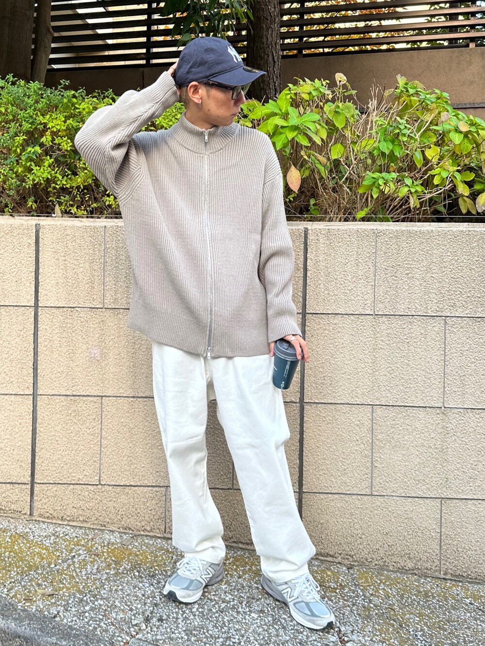 グレー系のカーディガン/ボレロ、ホワイト系のTシャツ/カットソー、ホワイト系のデニムパンツを着用したメンズの冬コーディネートの2枚目の写真