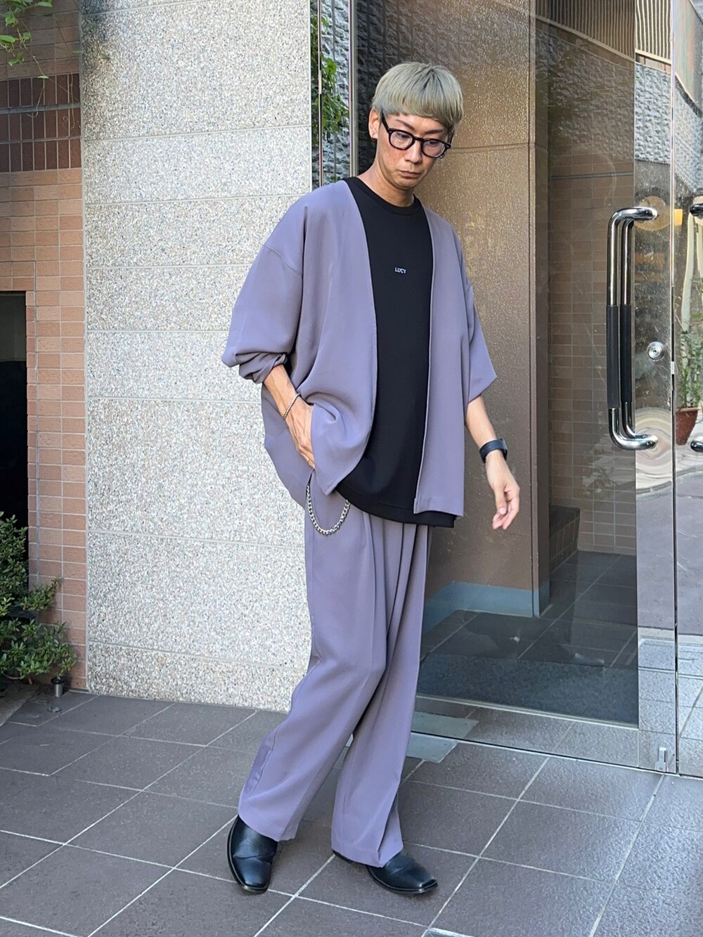 パープル系のカーディガン/ボレロ、ブラック系のTシャツ/カットソー、パープル系のスラックスを着用したメンズの夏コーディネートの2枚目の写真