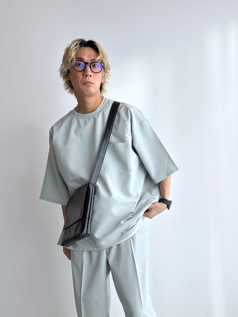 グレー系のTシャツ/カットソー、ホワイト系のTシャツ/カットソー、グレー系のスラックスを着用したメンズの春コーディネートの4枚目の写真