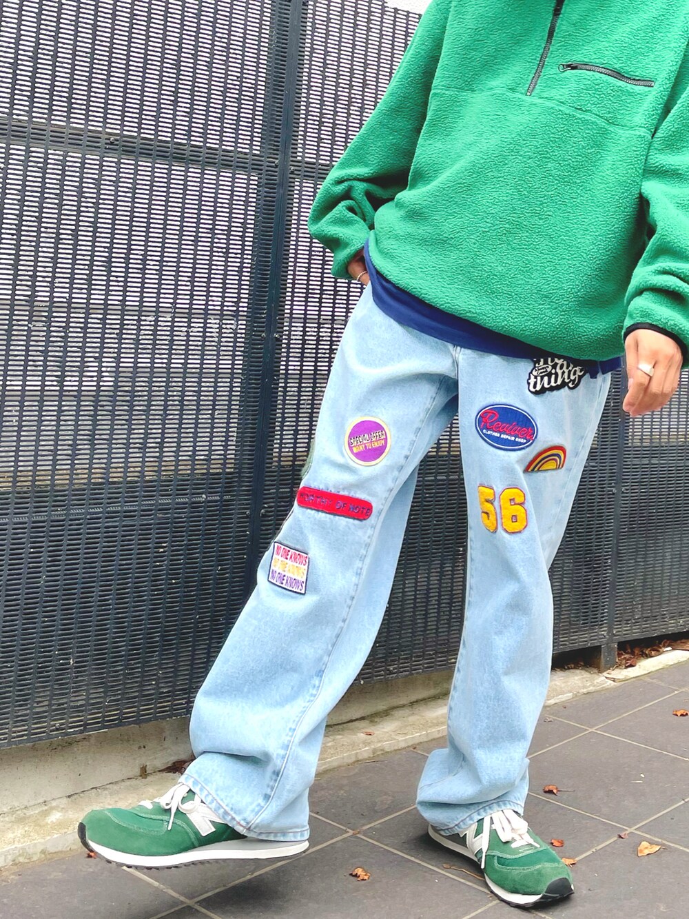 グリーン系のスウェット、ブルー系のデニムパンツ、ブルー系のキャップを着用したメンズの夏コーディネートの3枚目の写真