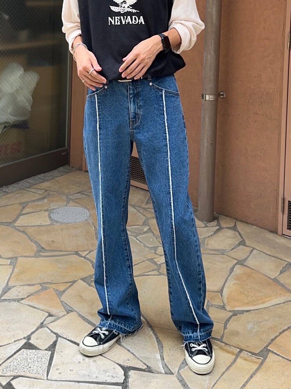 ブラック系のスニーカー、ブルー系のデニムパンツ、その他のTシャツ/カットソーを着用したメンズの夏コーディネートの4枚目の写真