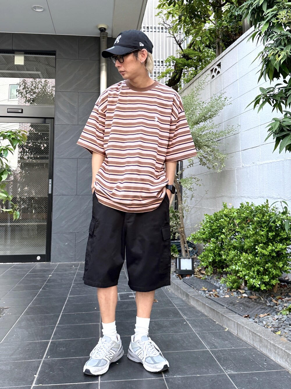 その他のTシャツ/カットソー、ブラック系のカーゴパンツ、その他のキャップを着用したメンズの春コーディネートの3枚目の写真