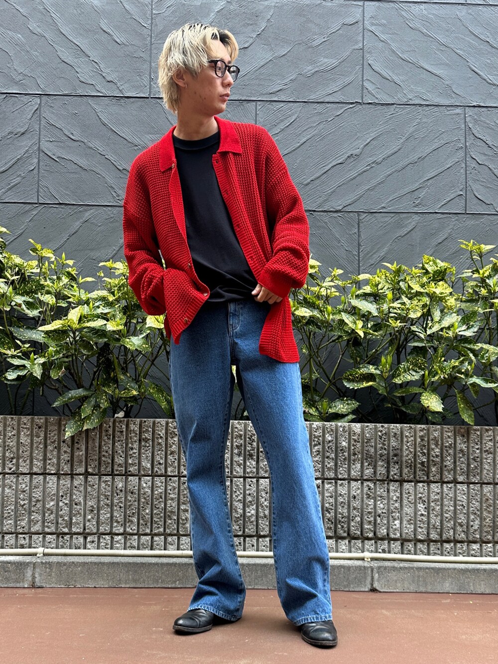 レッド系のカーディガン/ボレロ、ブラック系のTシャツ/カットソー、ブルー系のデニムパンツを着用したメンズの春コーディネートの2枚目の写真