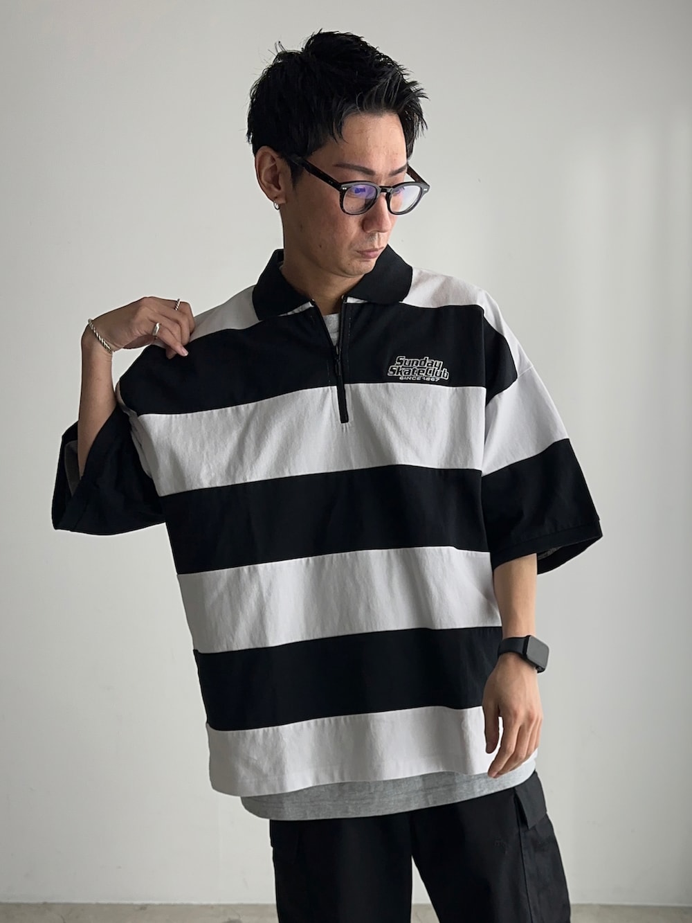 ホワイト系のTシャツ/カットソー、グレー系のTシャツ/カットソー、ブラック系のカーゴパンツを着用したメンズの春コーディネートの4枚目の写真