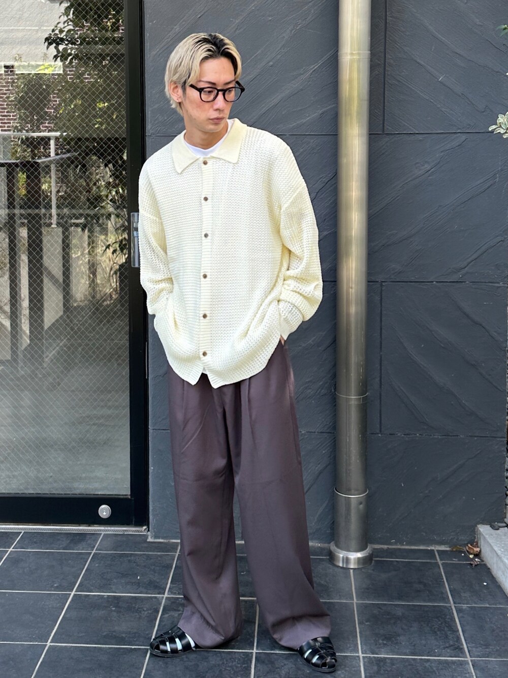 ホワイト系のカーディガン/ボレロ、ホワイト系のTシャツ/カットソー、ブラック系のスラックスを着用したメンズの春コーディネートの2枚目の写真